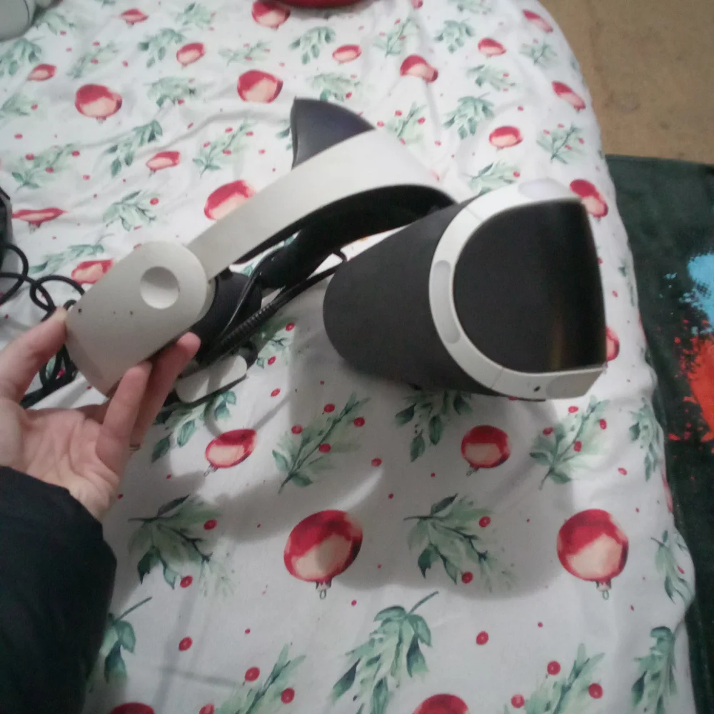 PS4 VR Headset And Controllers